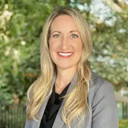 Holly Ridenour headshot