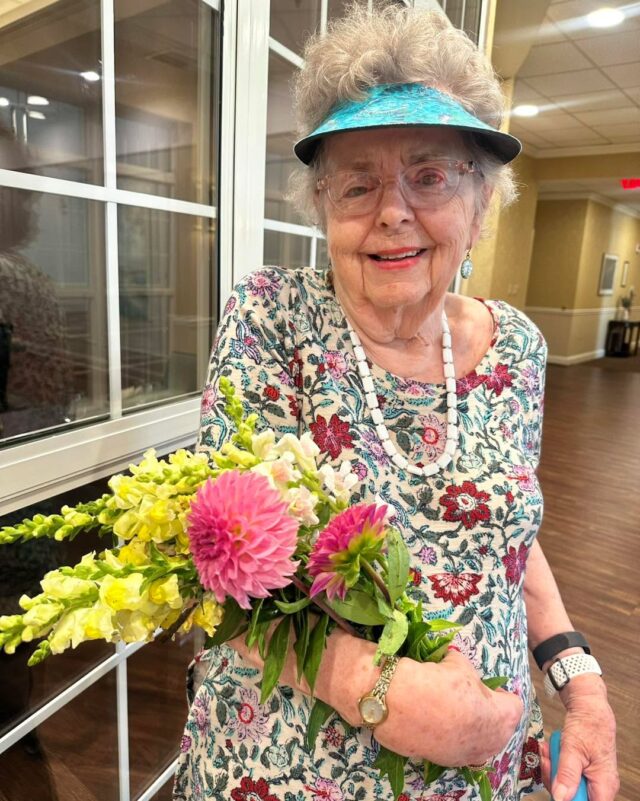 🌸 Fresh from the garden! Peg was spotted strolling through the halls with an armful of blooms, freshly cut from our very own Cutting Garden. Whether it's creating a cheerful bouquet for their apartment or sharing a few stems with a neighbor, our residents love bringing the beauty of the outdoors in.